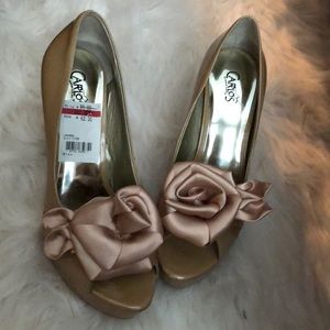 NUDE CARLOS SANTANA PUMP